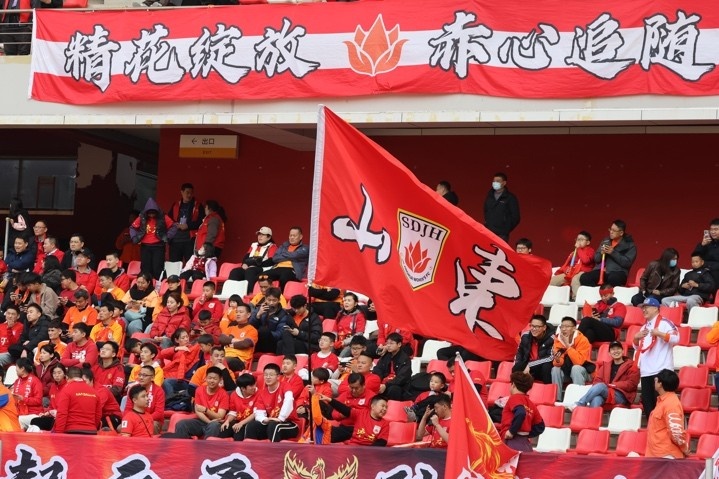 主場(chǎng)上萬(wàn)名球迷的吶喊助威，給山東體彩女足征戰女超增添了能量與動(dòng)力